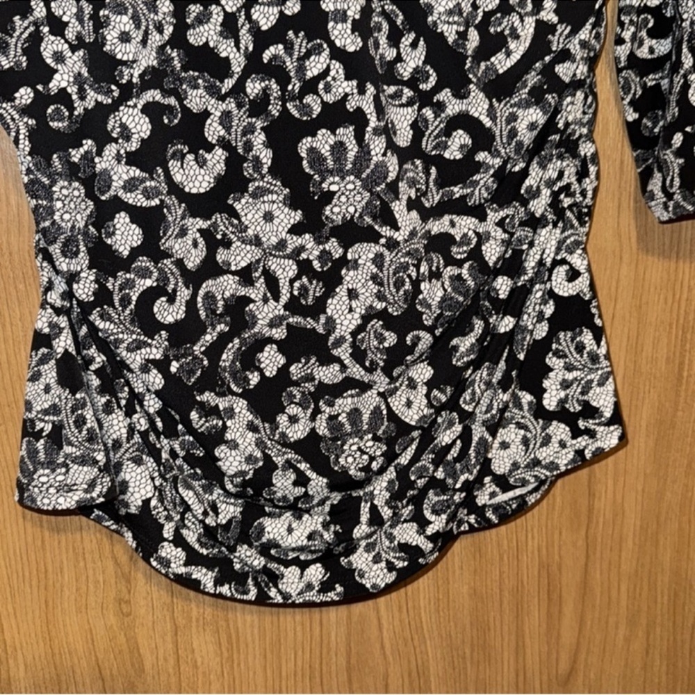 Vince Camuto Black and White Floral lace print
Women's Top size large - Picture 7 of 7